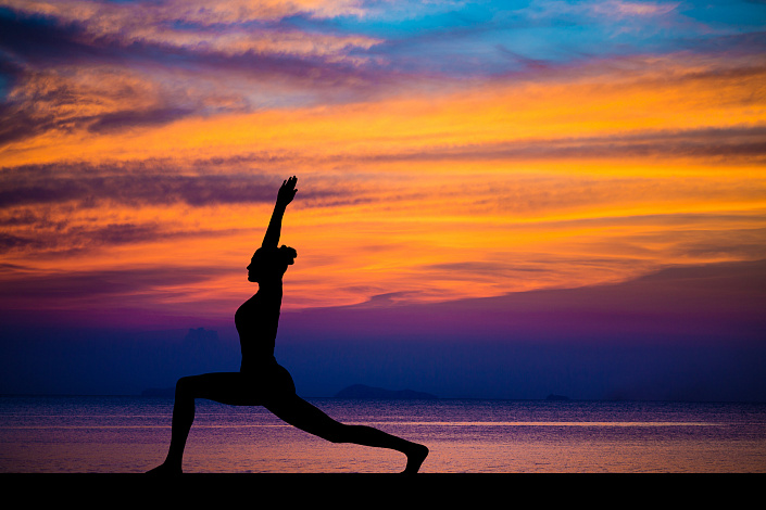 Вирабхадрасана на закате, Поза воина фото