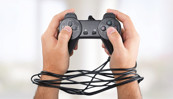 руки связанные шнуром от джойстика