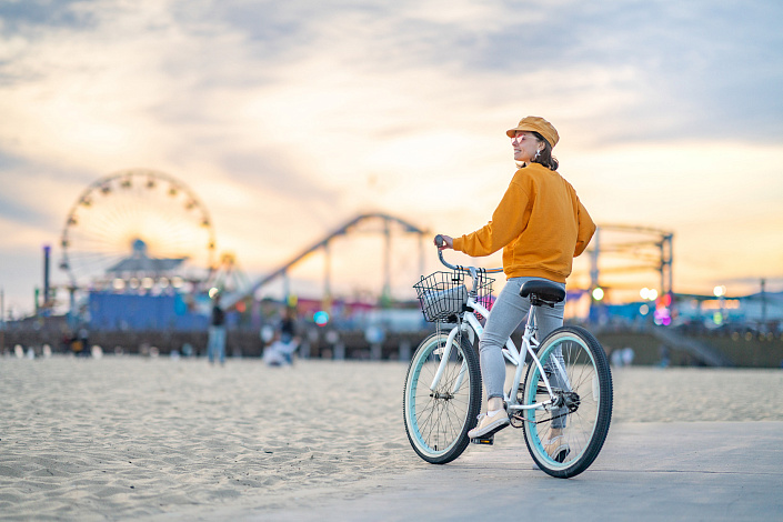 девушка на велосипеде фото