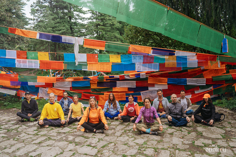 медитация и флажки в тибете фото