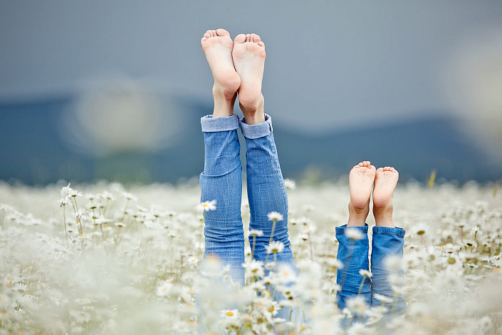 Женщина и ребенок вытянули ноги вверх