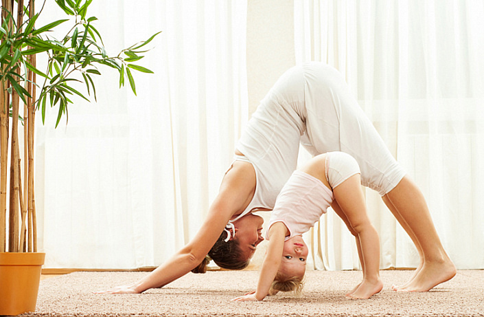 мама с дочкой занимаются йогой