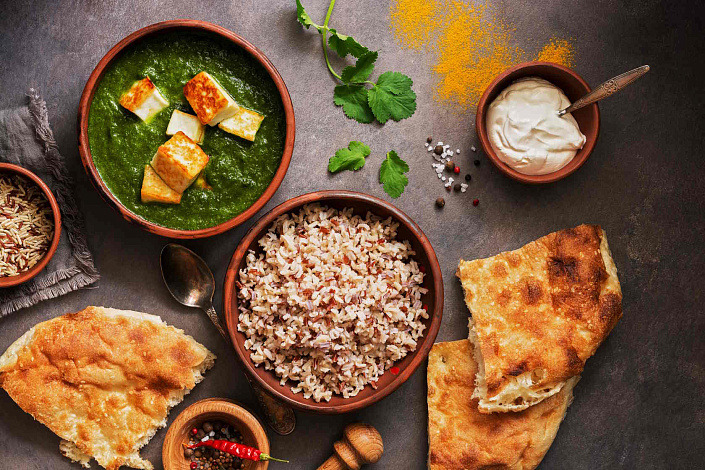 На столе аюрведические блюда и специи