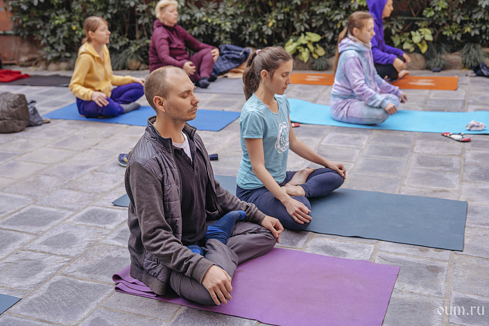 Медитируют двое фото