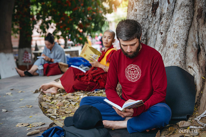 мужчина читает священный книги фото