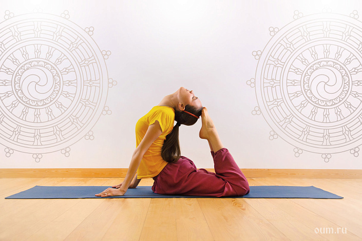 йогиня в раджа бхуджангасане