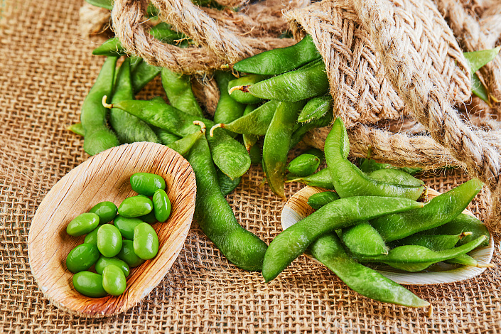 Бобы эдамамэ в кожуре и очищенные фото