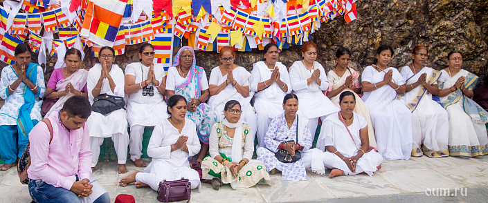 индийские верующие молятся фото