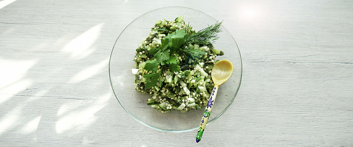 Сыроедческий салат из зелёной гречи с киви и огурцом