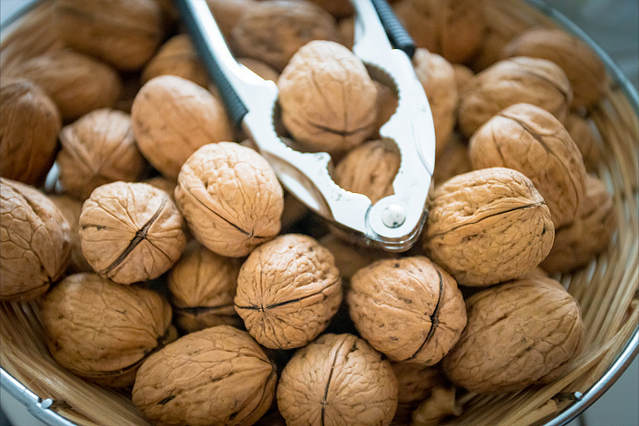 грецкий орех в cкорлупе фото