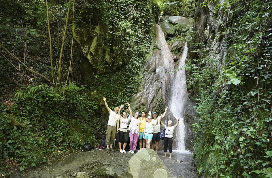 люди у водопада