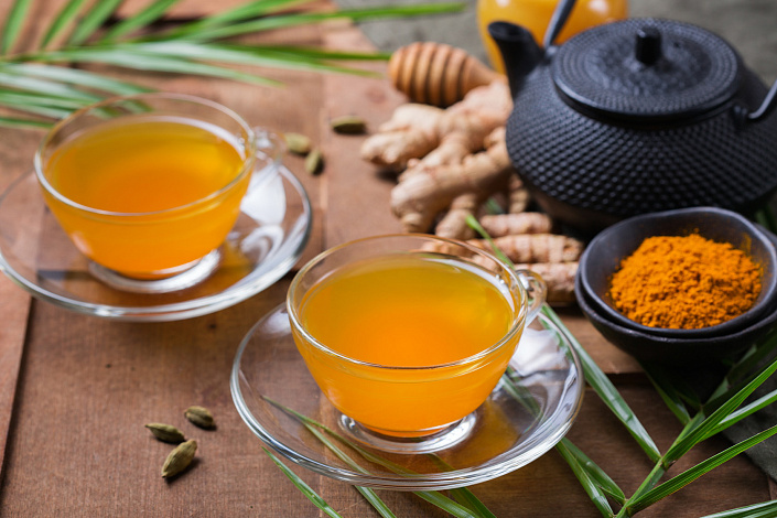 куркума с водой и чайник