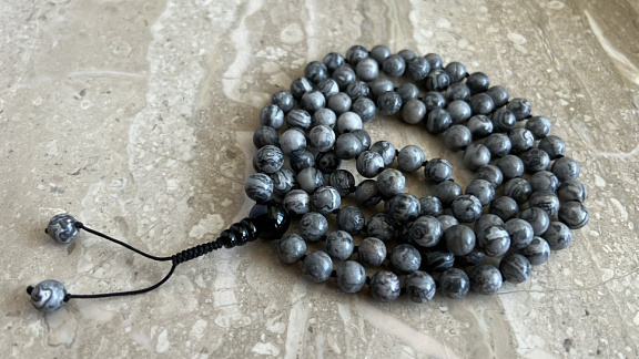 Чётки из серой яшмы «Упекша - невозмутимость»