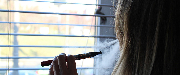 девушка курит электронную сигарету
