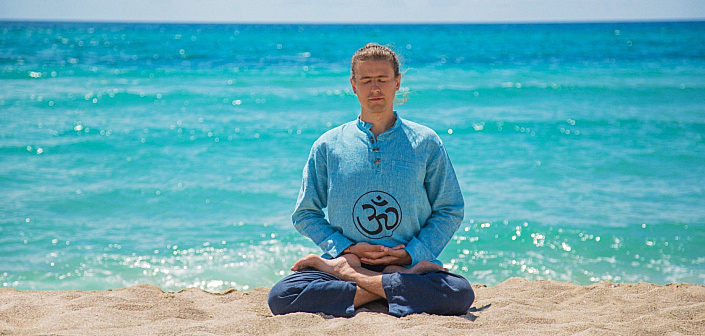 йог медитирует, берег моря