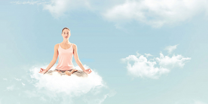 девушка медитирует на облачке, облака