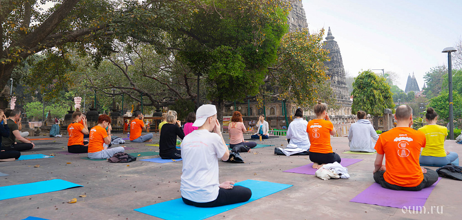 Практика йоги у храма Махабодхи фото