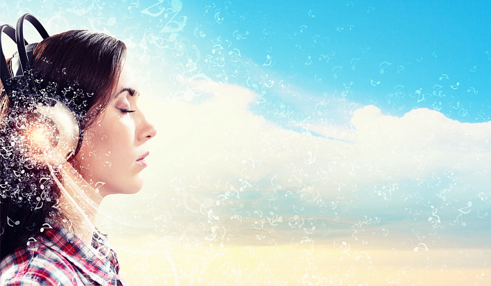 девушка слушает музыку