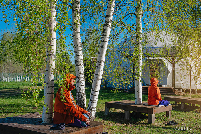 медитация под деревом фото