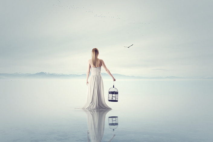 вода, женщина в  платье