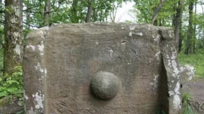 ольмен в районе поселка Каменный карьер