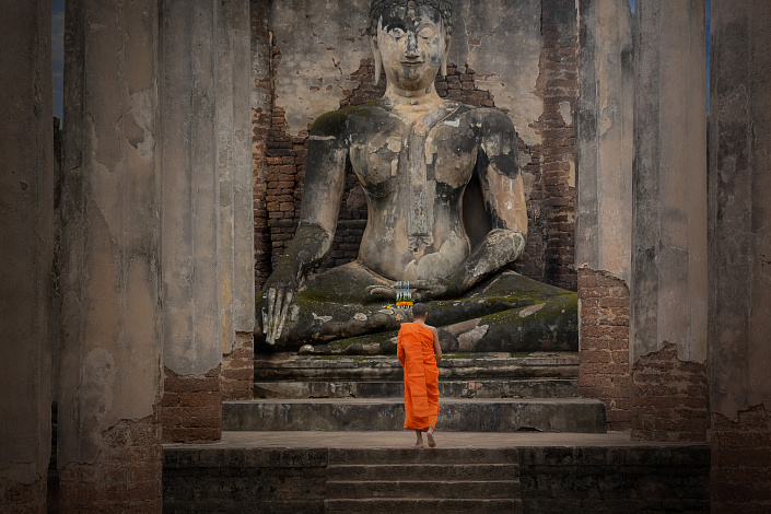 монах идет к статуе будды фото