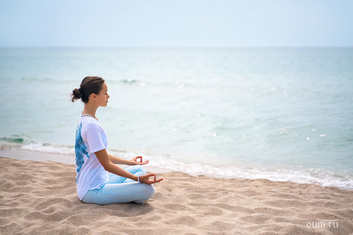 девушка медитирует